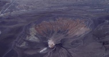 Ubehebe Krateri 'nde gün doğumu. Ölüm Vadisi, Kaliforniya. Güzel Sabah Renkleri ve Renkli Manzara Arkaplanda. Gezici mekan, Drone. ABD