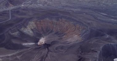 Ubehebe Krateri 'nde gün doğumu. Ölüm Vadisi, Kaliforniya. Güzel Sabah Renkleri ve Renkli Manzara Arkaplanda. Gezici mekan, Drone. ABD