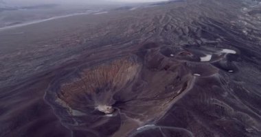 Ubehebe Krateri 'nde gün doğumu. Ölüm Vadisi, Kaliforniya. Güzel Sabah Renkleri ve Renkli Manzara Arkaplanda. Gezici mekan, Drone. ABD