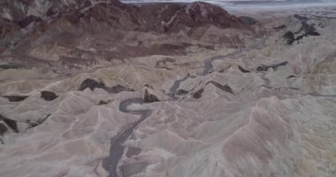 Ölüm Vadisi, Kaliforniya 'daki Zabriskie Point. ABD. Dağlar ve Çöl Arkaplanda. İHA