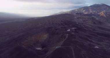 Ölüm Vadisi 'nde Altın Saat Işığı ve Güzel Ubehebe Krateri. Kaliforniya mı? Güzel Sabah Renkleri ve Renkli Manzara Arkaplanda. Manzara Yeri.