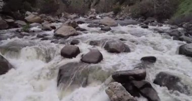 Kern River ve Cow Flat Creek tamam. Kaliforniya mı? ABD. Kayalar ve Taşlar, Akan Su