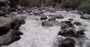 Kern River ve Cow Flat Creek tamam. Kaliforniya mı? ABD. Kayalar ve Taşlar, Akan Su