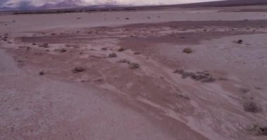 Sandy ve Tuzlu Ölüm Vadisi Kaliforniya, ABD 'de. Arka plandaki dağ. Drone. Düşük Açı