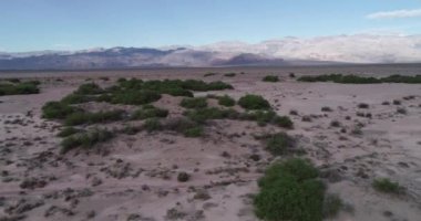 Sandy ve Tuzlu Ölüm Vadisi Kaliforniya, ABD 'de. Arka plandaki dağ. Drone. Düşük Açı