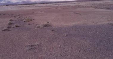 Sandy ve Tuzlu Ölüm Vadisi Kaliforniya, ABD 'de. Arka plandaki dağ. Drone. Düşük Açı