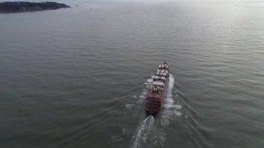 Konteynır gemisi ve Golden Gate Köprüsü San Francisco, California 'da. Arka planda Bulutlu Gökyüzü. ABD. İHA