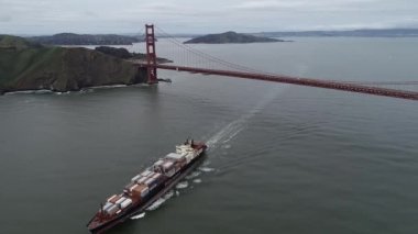 Golden Gate Köprüsü San Francisco, California 'da. Bulutlu Gökyüzü. Alcatraz Adası ve Arka plandaki Hapishane. ABD. İHA