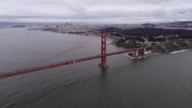 Golden Gate Köprüsü San Francisco, California 'da. Arka plandaki Cityscape ve Alcatraz Adası. ABD. Bulutlu bir gün. İHA