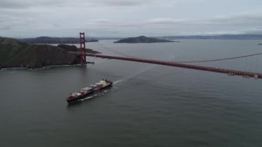 Golden Gate Köprüsü San Francisco, California 'da. Bulutlu Gökyüzü. Alcatraz Adası ve Arka plandaki Hapishane. ABD. İHA