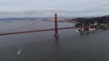 Golden Gate Köprüsü San Francisco, California 'da. Arka planda Bulutlu Gökyüzü. ABD. İHA