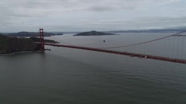 Golden Gate Köprüsü San Francisco, California 'da. Bulutlu Gökyüzü. Alcatraz Adası ve Arka plandaki Hapishane. ABD. İHA