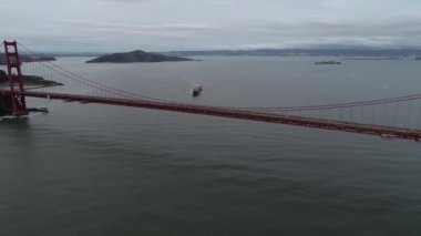 Golden Gate Köprüsü San Francisco, California 'da. Bulutlu Gökyüzü. Alcatraz Adası ve Arka plandaki Hapishane. ABD. İHA