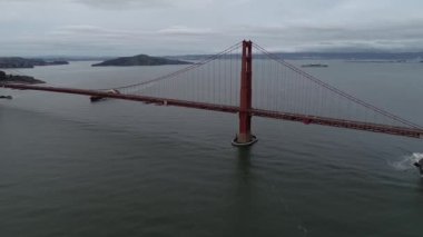 Golden Gate Köprüsü San Francisco, California 'da. Bulutlu Gökyüzü. Alcatraz Adası ve Arka plandaki Hapishane. ABD. İHA