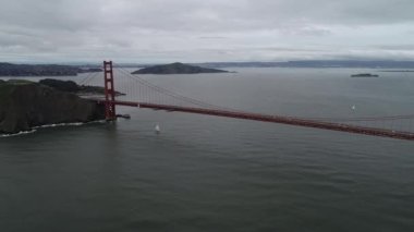 San Francisco 'daki Golden Gate Köprüsü. Bulutlu bir gün. Gezici Nesne, Kaliforniya ya da ABD 'deki En Ünlü Köprü. İHA