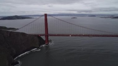 San Francisco 'daki Golden Gate Köprüsü. Bulutlu bir gün. Gezici Nesne, Kaliforniya ya da ABD 'deki En Ünlü Köprü. İHA