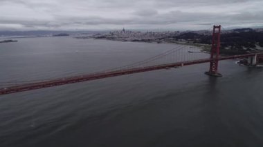 San Francisco 'daki Golden Gate Köprüsü. Bulutlu bir gün. Gezici Nesne, Kaliforniya ya da ABD 'deki En Ünlü Köprü. İHA
