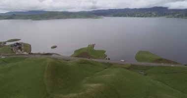 Highway ve Lake. Yukarı Cottonwood Creek Vahşi Yaşam Bölgesi. Los Banos yakınlarında San Luis Barajı 'nda. Kaliforniya mı? İHA