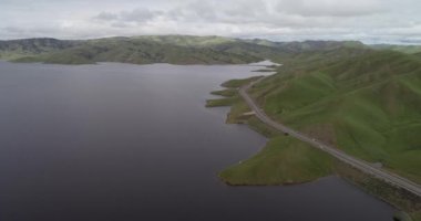 Los Banos yakınlarındaki San Luis Reservoir Gölü ve Yukarı Cottonwood Creek Vahşi Yaşam Bölgesi. Kaliforniya mı? ABD... insansız hava aracı