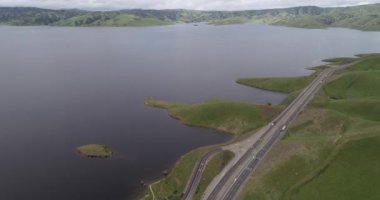 Los Banos yakınlarındaki San Luis Reservoir Gölü ve Yukarı Cottonwood Creek Vahşi Yaşam Bölgesi. Kaliforniya mı? ABD... insansız hava aracı