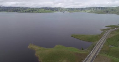 Los Banos yakınlarındaki San Luis Reservoir Gölü ve Yukarı Cottonwood Creek Vahşi Yaşam Bölgesi. Kaliforniya mı? ABD... insansız hava aracı