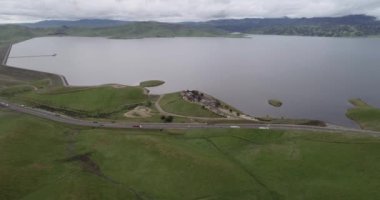 Highway ve Lake. Yukarı Cottonwood Creek Vahşi Yaşam Bölgesi. Los Banos yakınlarında San Luis Barajı 'nda. Kaliforniya mı? İHA