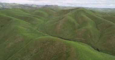 Highway ve Lake. Yukarı Cottonwood Creek Vahşi Yaşam Bölgesi. Los Banos yakınlarında San Luis Barajı 'nda. Kaliforniya mı? İHA
