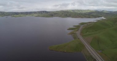 Los Banos yakınlarındaki San Luis Reservoir Gölü ve Yukarı Cottonwood Creek Vahşi Yaşam Bölgesi. Kaliforniya mı? ABD... insansız hava aracı