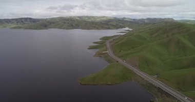 Los Banos yakınlarındaki San Luis Reservoir Gölü ve Yukarı Cottonwood Creek Vahşi Yaşam Bölgesi. Kaliforniya mı? ABD... insansız hava aracı