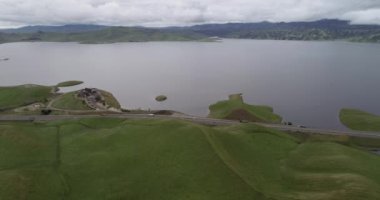 Highway ve Lake. Yukarı Cottonwood Creek Vahşi Yaşam Bölgesi. Los Banos yakınlarında San Luis Barajı 'nda. Kaliforniya mı? İHA