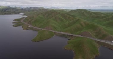 Los Banos yakınlarındaki San Luis Reservoir Gölü ve Yukarı Cottonwood Creek Vahşi Yaşam Bölgesi. Kaliforniya mı? ABD... insansız hava aracı