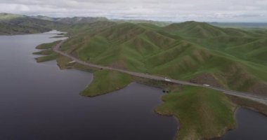 Los Banos yakınlarındaki San Luis Reservoir Gölü ve Yukarı Cottonwood Creek Vahşi Yaşam Bölgesi. Kaliforniya mı? ABD... insansız hava aracı