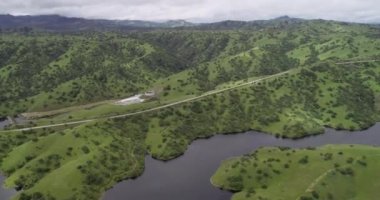 Yukarı Cottonwood Creek Vahşi Yaşam Bölgesi. Los Banos yakınlarında San Luis Barajı 'nda. Kaliforniya mı? ABD. Arka plandaki dağlar. İHA