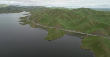 Los Banos yakınlarındaki San Luis Reservoir Gölü ve Yukarı Cottonwood Creek Vahşi Yaşam Bölgesi. Kaliforniya mı? ABD... insansız hava aracı