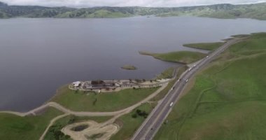 Los Banos yakınlarındaki San Luis Reservoir Gölü ve Yukarı Cottonwood Creek Vahşi Yaşam Bölgesi. Kaliforniya mı? ABD... insansız hava aracı