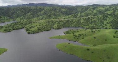 Yukarı Cottonwood Creek Vahşi Yaşam Bölgesi. Los Banos yakınlarında San Luis Barajı 'nda. Kaliforniya mı? ABD. Arka plandaki dağlar. İHA