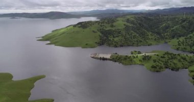 Yukarı Cottonwood Creek Vahşi Yaşam Bölgesi. Los Banos yakınlarında San Luis Barajı 'nda. Kaliforniya mı? ABD. Arka plandaki dağlar. İHA