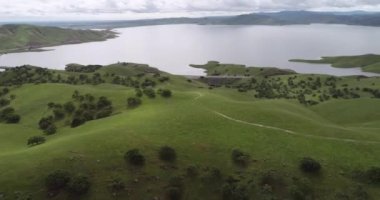 Yukarı Cottonwood Creek Vahşi Yaşam Bölgesi. Los Banos yakınlarında San Luis Barajı 'nda. Kaliforniya mı? ABD. Arka plandaki dağlar. İHA