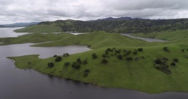 Yukarı Cottonwood Creek Vahşi Yaşam Bölgesi. Los Banos yakınlarında San Luis Barajı 'nda. Kaliforniya mı? ABD. Arka plandaki dağlar. İHA