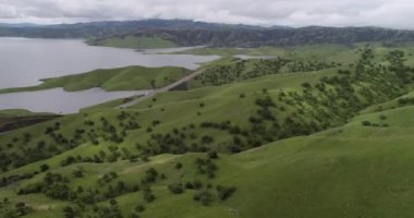 Yukarı Cottonwood Creek Vahşi Yaşam Bölgesi. Los Banos yakınlarında San Luis Barajı 'nda. Kaliforniya mı? ABD. Arka plandaki dağlar. İHA