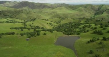 Yukarı Cottonwood Creek Vahşi Yaşam Bölgesi. Los Banos yakınlarında San Luis Barajı 'nda. Kaliforniya mı? ABD. Arka plandaki dağlar. İHA