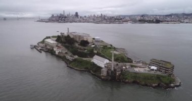 San Francisco Körfezi 'ndeki Alcatraz adasının havadan görünüşü. ABD. En ünlü Alcatraz Hapishanesi, Hapishane. Gezici bir yer. İHA.