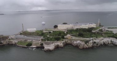 San Francisco Körfezi 'ndeki Alcatraz adasının havadan görünüşü. ABD. En ünlü Alcatraz Hapishanesi, Hapishane. Gezici bir yer. İHA.