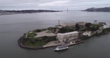 San Francisco Körfezi 'ndeki Alcatraz adasının havadan görünüşü. ABD. En ünlü Alcatraz Hapishanesi, Hapishane. Gezici bir yer. İHA.