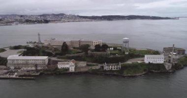 San Francisco Körfezi 'ndeki Alcatraz adasının havadan görünüşü. ABD. En ünlü Alcatraz Hapishanesi, Hapishane. Gezici bir yer. İHA.