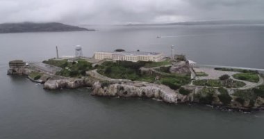 San Francisco Körfezi 'ndeki Alcatraz adasının havadan görünüşü. ABD. En ünlü Alcatraz Hapishanesi, Hapishane. Gezici bir yer. İHA.