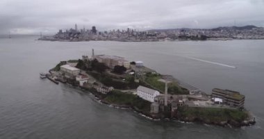 San Francisco Körfezi 'ndeki Alcatraz adasının havadan görünüşü. ABD. En ünlü Alcatraz Hapishanesi, Hapishane. Gezici bir yer. İHA.