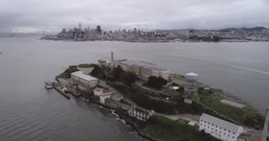 San Francisco Körfezi 'ndeki Alcatraz adasının havadan görünüşü. ABD. En ünlü Alcatraz Hapishanesi, Hapishane. Gezici bir yer. İHA.