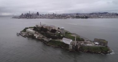 San Francisco Körfezi 'ndeki Alcatraz adasının havadan görünüşü. ABD. En ünlü Alcatraz Hapishanesi, Hapishane. Gezici bir yer. İHA.