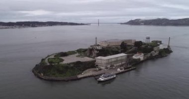 San Francisco Körfezi 'ndeki Alcatraz adasının havadan görünüşü. ABD. En ünlü Alcatraz Hapishanesi, Hapishane. Gezici bir yer. İHA.